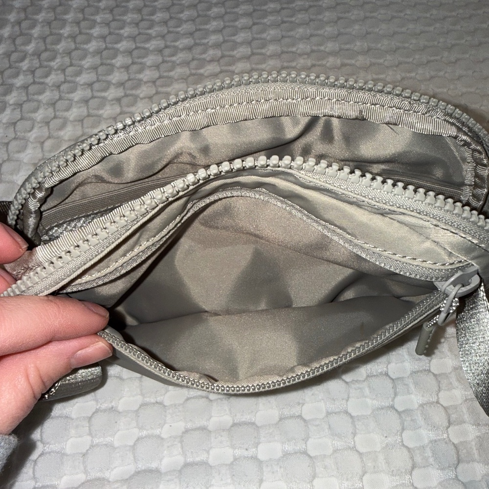 Lululemon Penn State Everywhere Belt Bag in Raw Linen - Picture 6 of 7